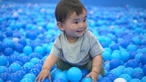 赤ちゃんは何歳から？月齢制限とデビューまでの一般的な流れ